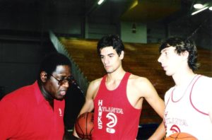 con-willis-reed-e-gus-binrelli-al-camp-degli-atlanta-hawks